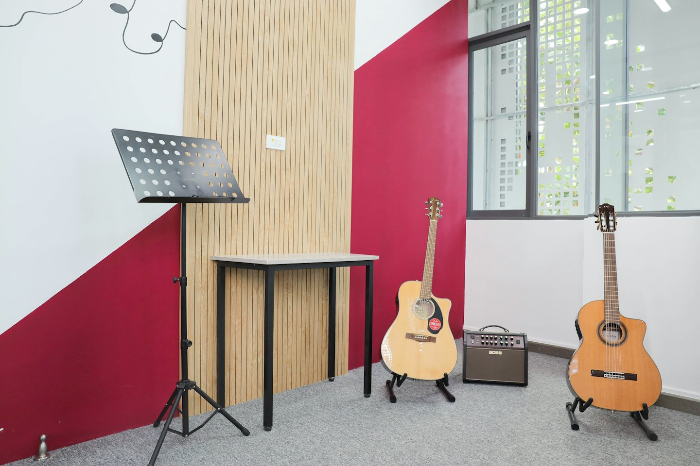 Due chitarre acustiche si trovano all'interno di uno studio di registrazione moderno.