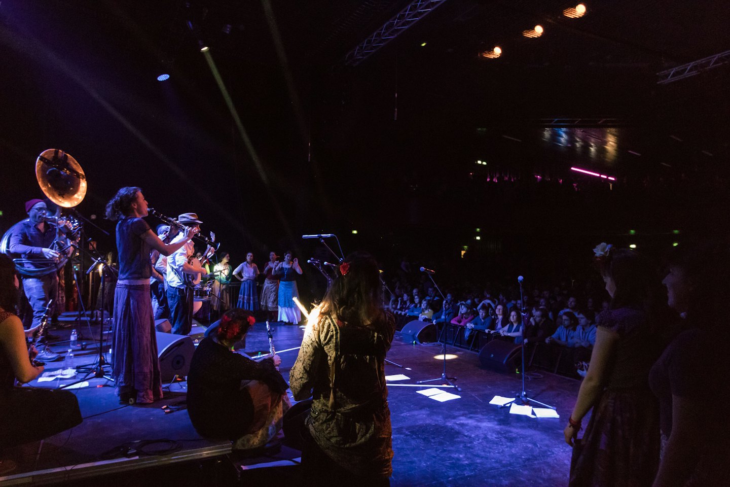 Una donna suona il clarinetto sul palco durante un concerto.